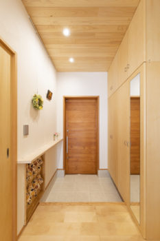 広島市安佐南区　建築設計事務所　かんくう建築デザイン　八木の家　玄関２