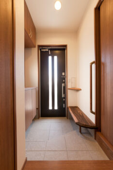 玄関のベンチ＋手摺～広島の建築設計ブログ～